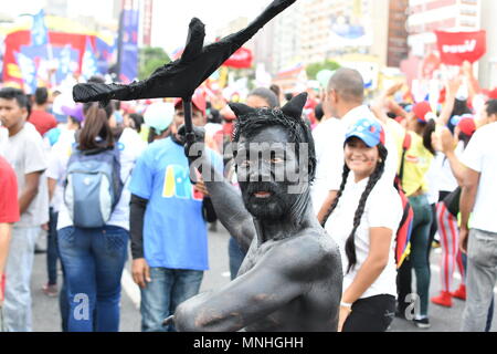 Caracas, Distrito Capital, Venezuela. 17 Mai, 2018. Ein Mann gesehen eine Leistung während der Rallye. Unterstützer versammelten sich Präsident Nicolas Maduro Rede während seiner letzten Wahlkampf in Av Bolivar, Caracas, zu hören, der wenige Tage vor der Präsidentschaftswahl am 20. Mai 2018 statt. Quelle: www.¡N Camacho/SOPA Images/ZUMA Draht/Alamy leben Nachrichten Stockfoto