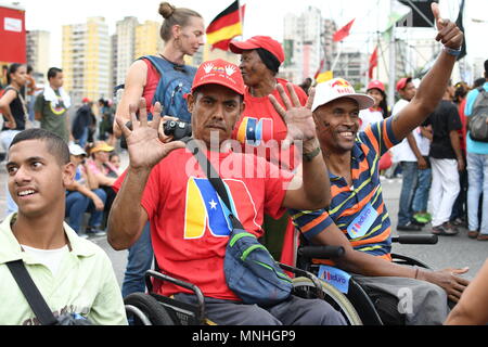 Caracas, Distrito Capital, Venezuela. 17 Mai, 2018. Unterstützer gesehen für das Bild während der Rallye posieren. Unterstützer versammelten sich Präsident Nicolas Maduro Rede während seiner letzten Wahlkampf in Av Bolivar, Caracas, zu hören, der wenige Tage vor der Präsidentschaftswahl am 20. Mai 2018 statt. Quelle: www.¡N Camacho/SOPA Images/ZUMA Draht/Alamy leben Nachrichten Stockfoto