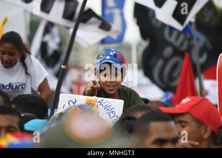 Caracas, Distrito Capital, Venezuela. 17 Mai, 2018. Ein kleiner Junge während der Rallye gesehen. Unterstützer versammelten sich Präsident Nicolas Maduro Rede während seiner letzten Wahlkampf in Av Bolivar, Caracas, zu hören, der wenige Tage vor der Präsidentschaftswahl am 20. Mai 2018 statt. Quelle: www.¡N Camacho/SOPA Images/ZUMA Draht/Alamy leben Nachrichten Stockfoto