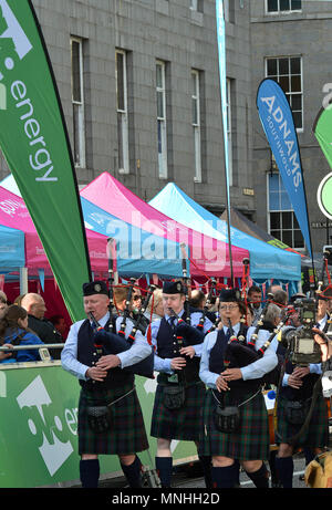 ABERDEEN, Schottland - 17. MAI 2018: Eine Pipe Band Paraden auf der Zielgeraden der Tour Serie Radrennen in der Union Street, Aberdeen, Schottland Kredit: Douglas MacKenzie/Alamy leben Nachrichten Stockfoto