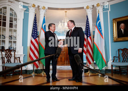 Washington, USA. 17 Mai, 2018. Us-Staatssekretär Mike Pompeo (R) schüttelt Hände mit usbekischen Präsidenten Shavkat Mirziyoyev während ihrer Sitzung an das State Department in Washington, DC, USA, am 17. Mai 2018. Credit: Ting Shen/Xinhua/Alamy leben Nachrichten Stockfoto