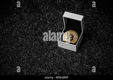 Crypto Währung golden bitcoin Münze in weißer Geschenkbox Stockfoto