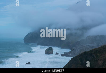 Nebel, San Julian Strand, Candina Berg Montaña orientalische Costera, Liendo, Liendo Tal, Kantabrien, Spanien, Europa Stockfoto