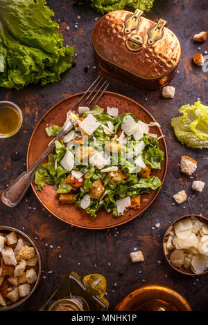 Der Caesar Salat vorbereitet auf das klassische Rezept Stockfoto