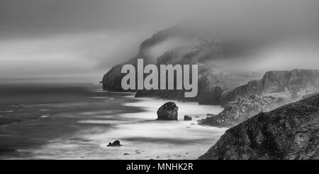 Nebel, San Julian Strand, Candina Berg Montaña orientalische Costera, Liendo, Liendo Tal, Kantabrien, Spanien, Europa Stockfoto