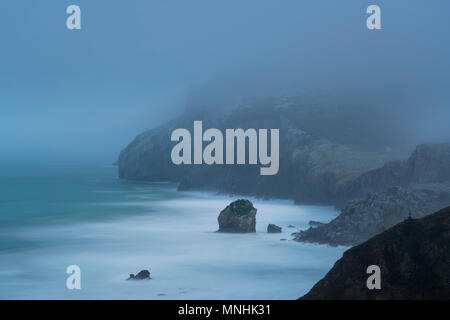 Nebel, San Julian Strand, Candina Berg Montaña orientalische Costera, Liendo, Liendo Tal, Kantabrien, Spanien, Europa Stockfoto