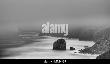 Nebel, San Julian Strand, Candina Berg Montaña orientalische Costera, Liendo, Liendo Tal, Kantabrien, Spanien, Europa Stockfoto