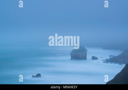 Nebel, San Julian Strand, Candina Berg Montaña orientalische Costera, Liendo, Liendo Tal, Kantabrien, Spanien, Europa Stockfoto