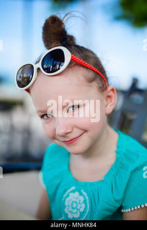 Casual Portrait von kleinen Mädchen im Freien auf Sommer Tag Stockfoto