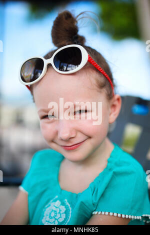 Casual Portrait von kleinen Mädchen im Freien auf Sommer Tag Stockfoto