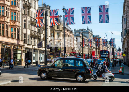LONDON - Juni 15, 2018, Union Jack Flagge hängt über eine belebte Straße in der Vorbereitung für die königliche Hochzeit feiern Stockfoto