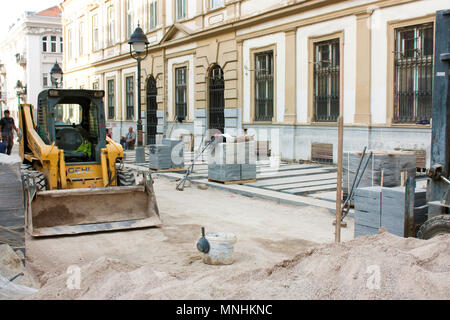 Belgrad, Serbien - Oktober 10, 2017: Maschinen und Arbeiter auf der Baustelle im Stadtzentrum, während die neuen Pflaster in der Fußgängerzone Stockfoto