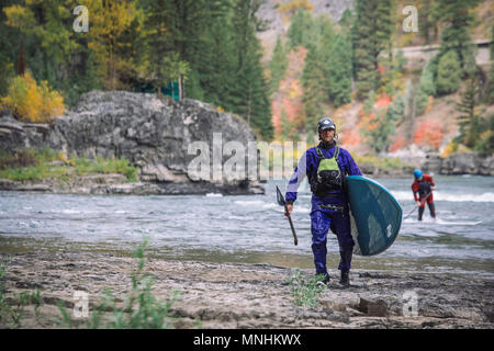 Vorderansicht der Mann stand-up paddleboard am Ufer des Snake River, Jackson, Wyoming, USA Stockfoto