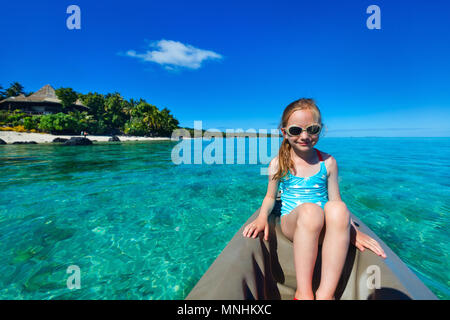 Kleines Mädchen mit Paddeln im Kajak im tropischen Ozean Wasser in den Sommerferien Stockfoto