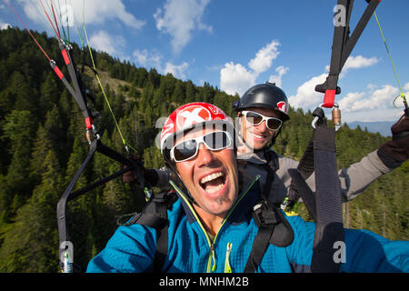 Zwei glückliche Gleitschirme sind eine selfie während hoch oben in der Luft nach dem Entfernen aus dem Dobrca Berg in der Nähe von begunje und Radovljica in Slowenien Stockfoto