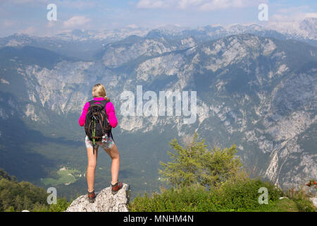 Mädchen mit Blick über die Julischen Alpen von Vogel, Slowenien. Bohinjer See ist das Größte permanente See in Bohinj Tal der Julischen Alpen, in den Nationalpark Triglav, Slowenien Stockfoto