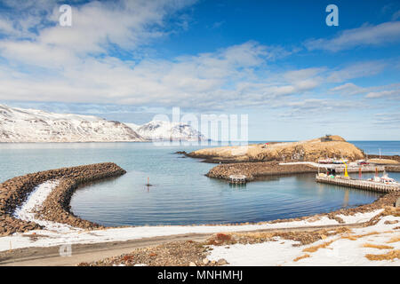 Zum kleinen Hafen Bakkagerdi im Osten Islands an einem sonnigen Frühlingstag. Stockfoto