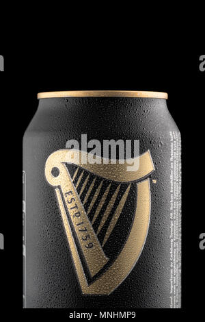 CHELYABINSK, Russland - April 11,2018 Nahaufnahme von Aluminium kann von Guinness Bier mit Tropfen Werbung Schuß auf schwarzen Hintergrund mit realistischen r Stockfoto