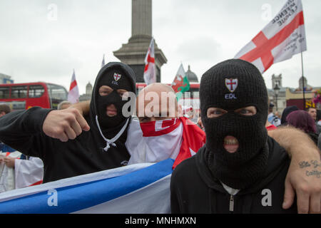 Mitglieder des EDL mit ihren verdeckten Gesichtern stand auf dem Trafalgar Square, London Stockfoto