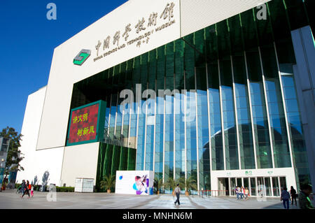 Der Haupteingang zum China Museum für Wissenschaft und Technologie in Peking, China. Stockfoto