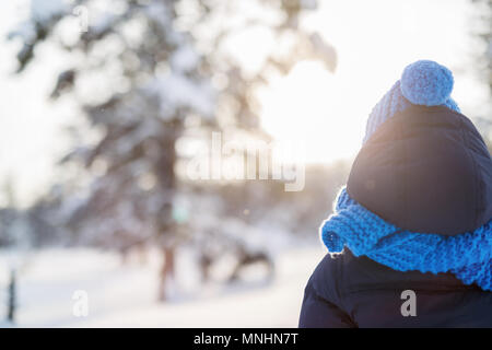 Rückansicht des kleinen Mädchens tragen warme Kleidung im Freien auf der schönen Winter schneebedeckten Tag Stockfoto