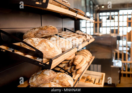 Brot auf dem hölzernen Regalen der Bäckerei Stockfoto