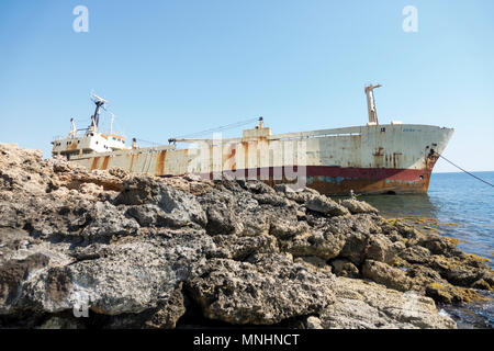 Coral Bay, Paphos, Zypern. 17.05.2018. Bild zeigt: Die Sierra Leone Flagge cargo Edro shiip, III, Strandete aus Ayia Thekla am 8. Dezember 2011 Du Stockfoto