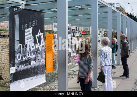 Berlin, Deutschland - Mai, 2018: die Menschen an der Topographie des Terrors (Deutsch: Grabdenkmäler Schrecken) outdoor History Museum in Berlin, Deutschland Stockfoto