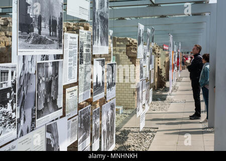 Berlin, Deutschland - Mai, 2018: die Menschen an der Topographie des Terrors (Deutsch: Grabdenkmäler Schrecken) outdoor History Museum in Berlin, Deutschland Stockfoto