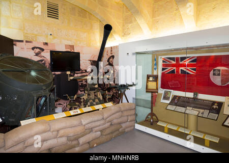 Ausstellung/Anzeige der Exponate einschließlich WW2/2.Weltkrieg/WWII Suche Licht und anti Artillerie Stück / Gewehr in die Malta im Krieg, Ausstellung, Malta. Stockfoto