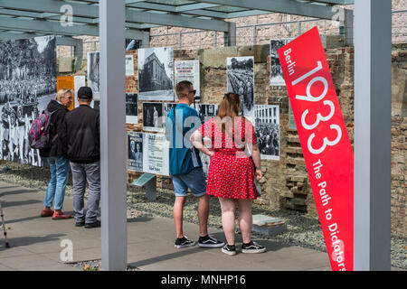 Berlin, Deutschland - Mai, 2018: die Menschen an der Topographie des Terrors (Deutsch: Grabdenkmäler Schrecken) outdoor Ausstellung an der Berliner Mauer Stockfoto