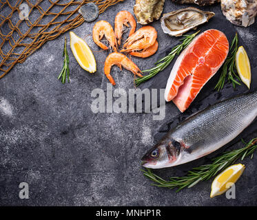 Lachs, Seebarsch, Krabben und Austern Stockfoto