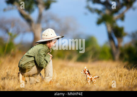 Adorable kleine Mädchen in Südafrika Safari mit Giraffe zu Stockfoto