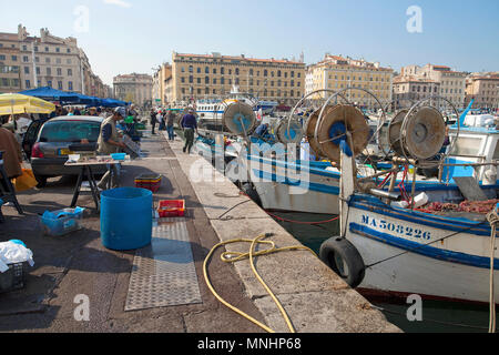 Fischmarkt am Hafen Vieux Port, Marseille, Bouches-du-Rhône der Region Provence-Alpes-Côte d'Azur, Südfrankreich, Frankreich, Europa Stockfoto