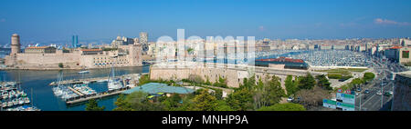 Fort Saint-Jean und Fort Saint-Nicolas an der Hafeneinfahrt von den alten Hafen Vieux Port, Marseille, Bouches-du-Rhône, Südfrankreich, Frankreich Stockfoto