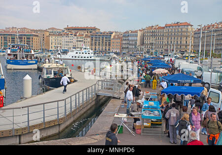 Fischmarkt am alten Hafen Vieux Port, Marseille, Bouches-du-Rhône der Region Provence-Alpes-Côte d'Azur, Südfrankreich, Frankreich, Europa Stockfoto