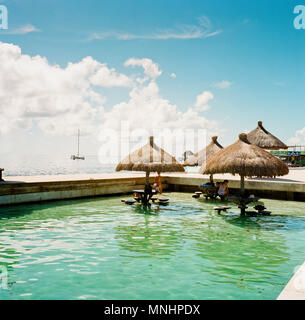 Menschen entspannend an der Beach Bar auf der Insel Caye Caulker, Belize, Belize Stockfoto