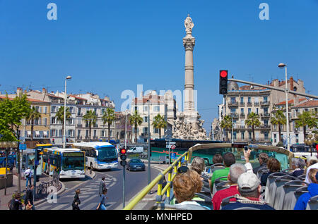 Sightsseing tour, Touristen in einem Bus an Ort Catellane, Marseille, Bouches-du-Rhône der Region Provence-Alpes-Côte d'Azur, Südfrankreich, Frankreich, Europa Stockfoto