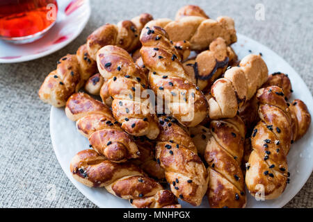 Türkische gesalzene Kekse mit Tee-/Burgu Kurabiye. Traditionelle Speisen. Stockfoto