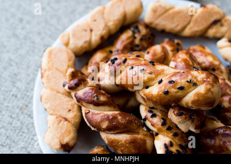 Türkische gesalzene Kekse mit schwarzer Kreuzkümmel/Burgu Kurabiye. Traditionelle Speisen. Stockfoto