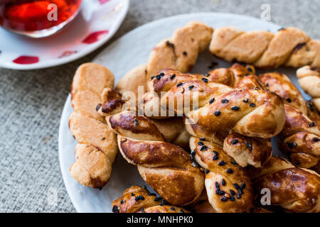 Türkische gesalzene Kekse mit Tee-/Burgu Kurabiye. Traditionelle Speisen. Stockfoto