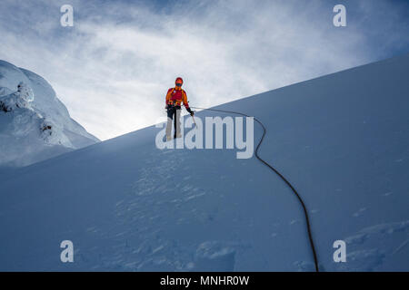 Ein Bergsteiger steigt die Hänge des Antisana, ein Vulkan in den ecuadorianischen Anden in der Nähe des Cotopaxi. Stockfoto