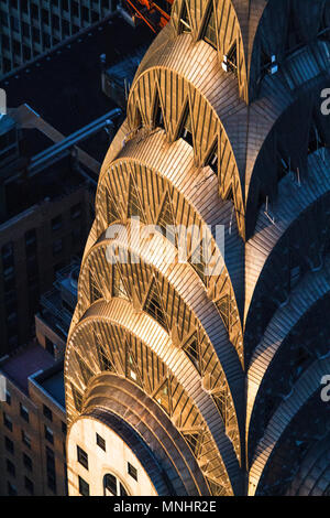 Sonnenuntergang auf der Oberseite des Chrysler Building in Manhattan, New York. Im Jahr 1930 abgeschlossen, das Gebäude war das höchste in der Welt für eine kurze Zeit, bis es durch das Empire State Building überholt wurde, ein Jahr später abgeschlossen. Heute ist das Chrysler Building ist eine der größten und bekanntesten in New York City. Stockfoto