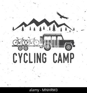 Radfahren Camp. Vector Illustration. Konzept für Hemd oder Logo, Print, Stempel oder T-Stück. Vintage Typografie Design mit Auto und Anhänger, Mountainbikes und Stock Vektor