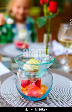 Zitronensorbet serviert in einem Restaurant zum Nachtisch Stockfoto