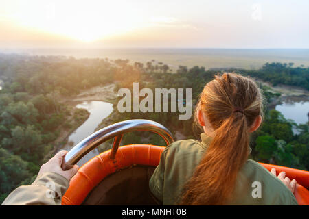 Kleines Mädchen Flug am frühen Morgen an heißen Ballon in Masai Mara National Park genießen, Kenia Stockfoto