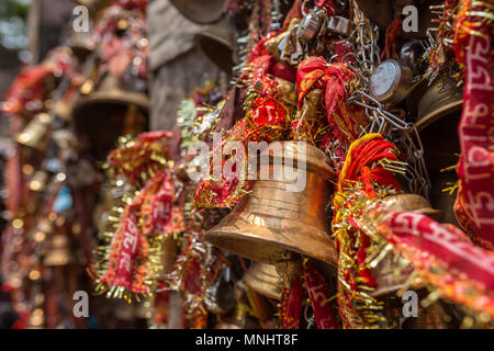 Glocken in den hinduistischen Mandir Kamakhya Tempels in Guwahati, Assam State, North East India Stockfoto