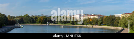 Panorama Blick auf den Fluss Swislotsch und Green Park im Stadtzentrum von Minsk, Weißrussland Stockfoto