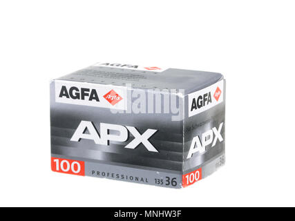 Einen älteren Film Verpackung ab etwa 2002, mit negativen Agfa APX B&W film ISO 100 36 Aufnahmen. Auf weissem Hintergrund. Stockfoto