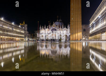 Die Basilika von San Marco in Venedig mit Reflexion in der Nacht während der Flut, oder Aqua alta, dass der Platz mit Meerwasser überflutet Stockfoto